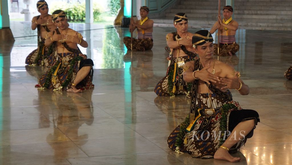 Penampilan tarian di Pura Mangkunegaran, Kota Surakarta, Jawa Tengah, Minggu (28/4/2024), menjadi salah satu rangkaian untuk memeriahkan Hari Tari Dunia.