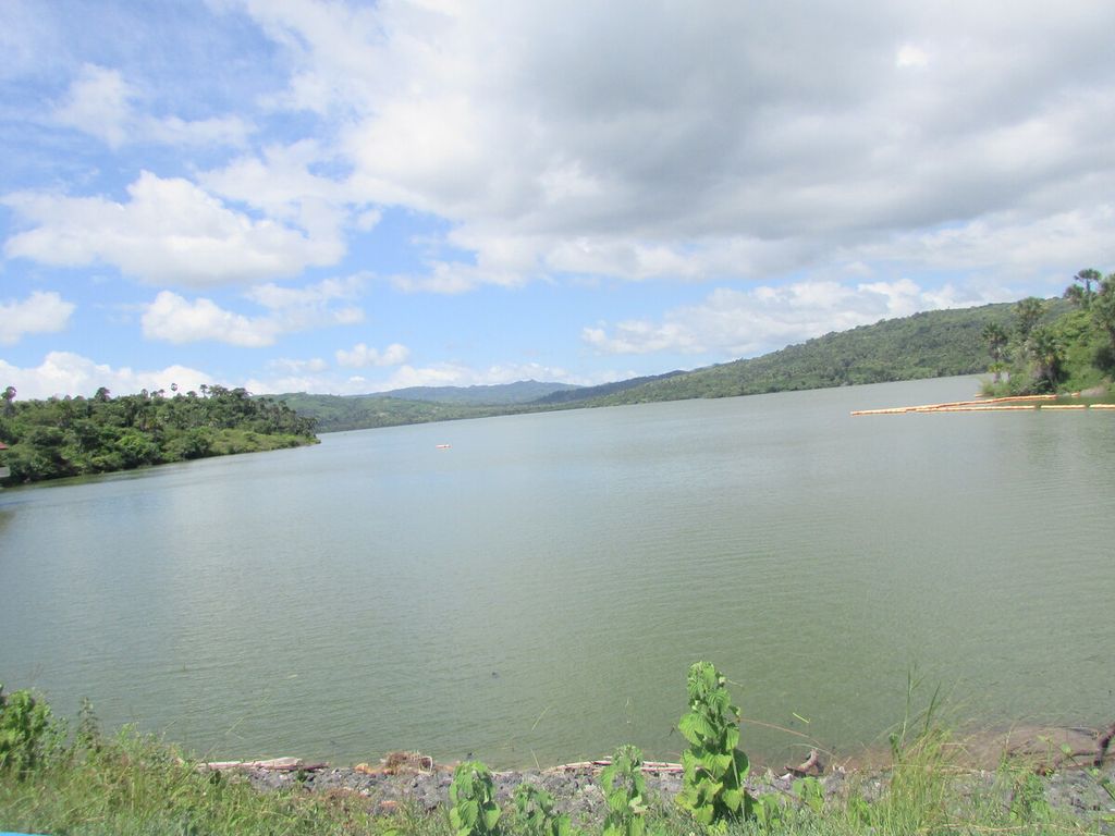 Hamparan air Bendungan Tilong di Desa Oelnasi, Kabupaten Kupang, Selasa (23/4/2024).