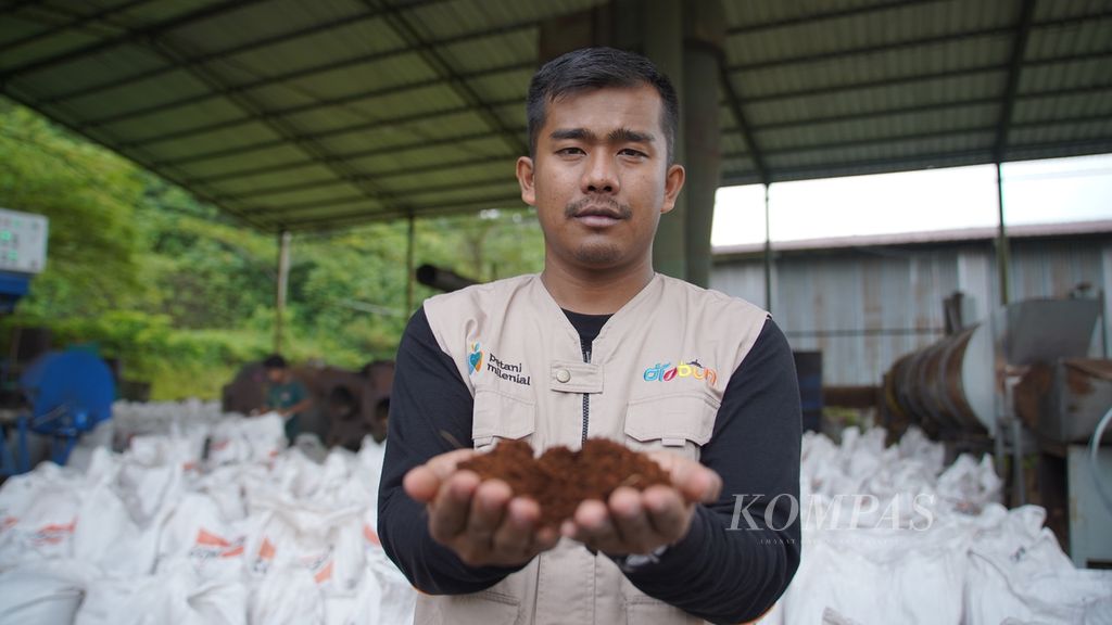 Taufik menunjukkan hasil produksi <i>cocopeat </i>di Desa Cintakarya, Kecamatan Parigi, Kabupaten Pangandaran, Jawa Barat, Sabtu (27/5/2023).