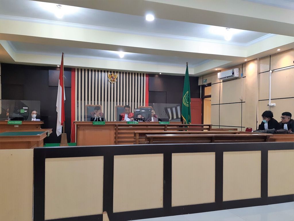 Majelis Hakim Pengadilan Negeri Jambi menetapkan tujuh terdakwa kasus korupsi pembangunan Puskesmas Bungku di Kabupaten Batanghari bersalah. Dalam sidang yang berlangsung hibrida, Senin (17/4/2023), hakim menvonis terdakwa hukuman penjara 3 hingga 4 tahun dan denda Rp 100 juta hingga Rp 200 juta. 
