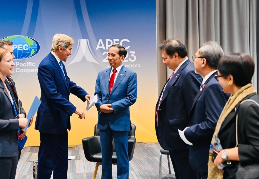 Presiden Joko Widodo bertemu delegasi US Special Presidential Envoy for Climate (US SPEC) John Kerry di Moscone Center, San Francisco, Amerika Serikat, Kamis (16/11/2023). Kepala Negara menegaskan kehadiran Indonesia dalam KTT APEC untuk menyuarakan isu perubahan iklim.