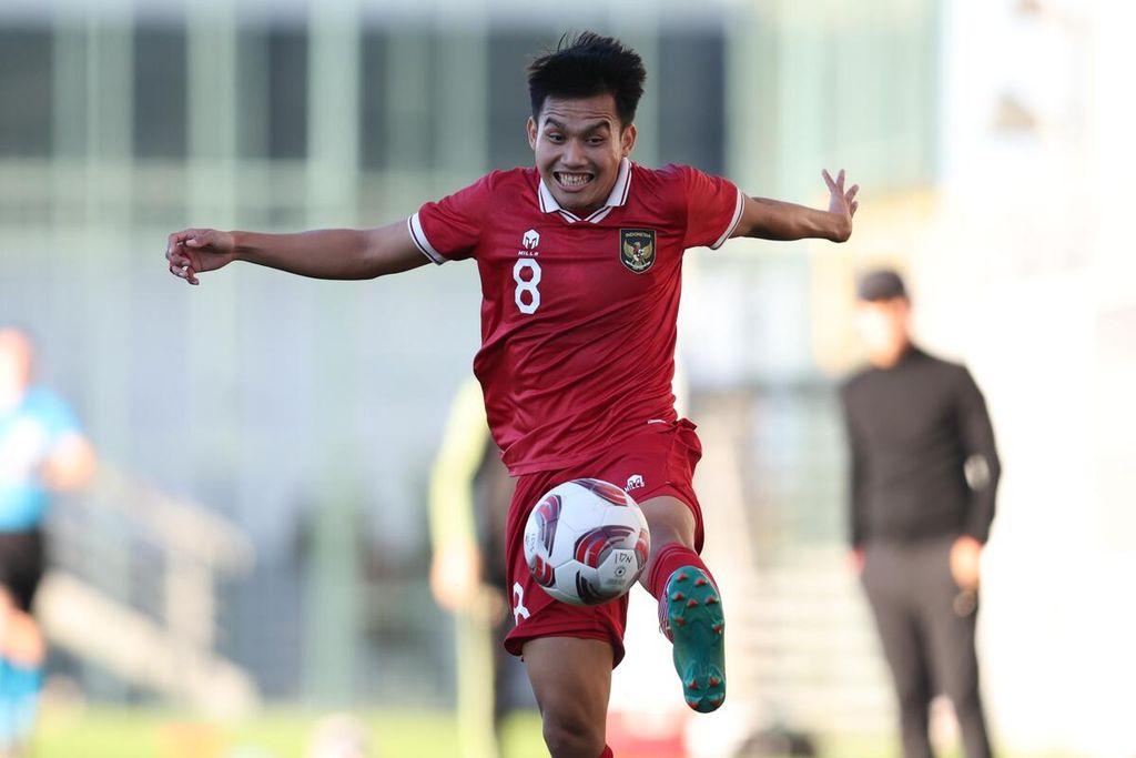 Pemain Indonesia, Witan Sulaeman, mengontrol bola dengan dadanya saat menghadapi Libya pada laga ekshibisi di Stadion Kompleks Olahraga Mardan, Antalya, Turki, Jumat (5/1/2024) malam WIB. Indonesia kalah, 1-2.