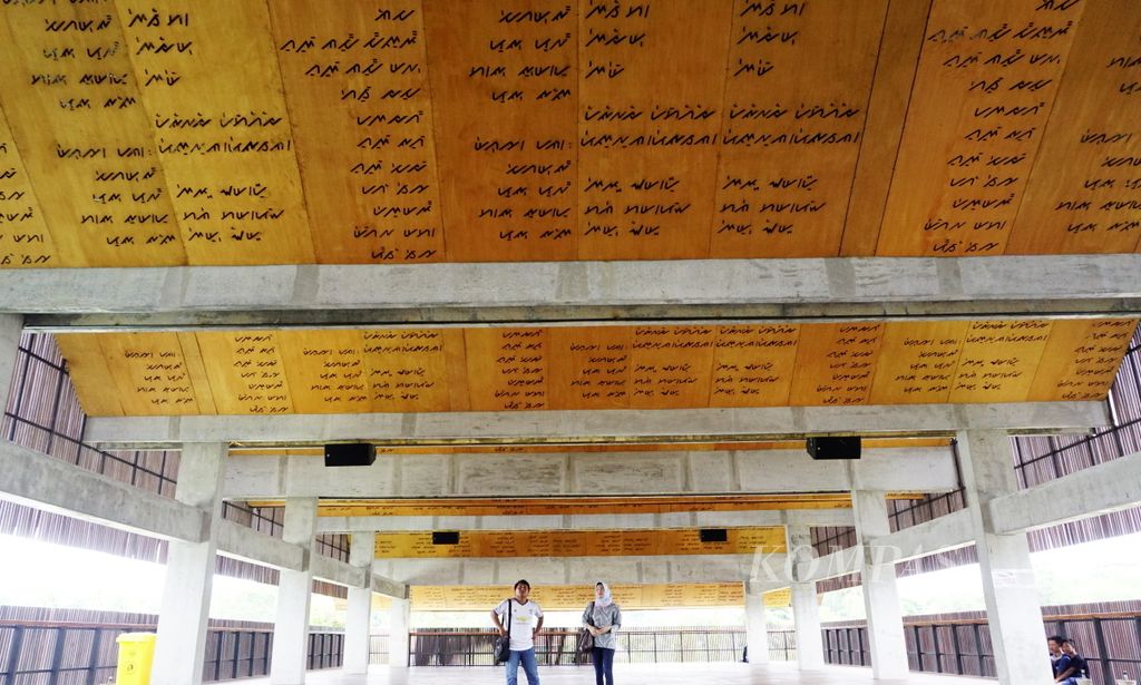 Visitors see the roof of a building decorated with Lampung script in Tulangbawang Tengah District, West Tulangbawang Regency, Lampung, Thursday (16/2).