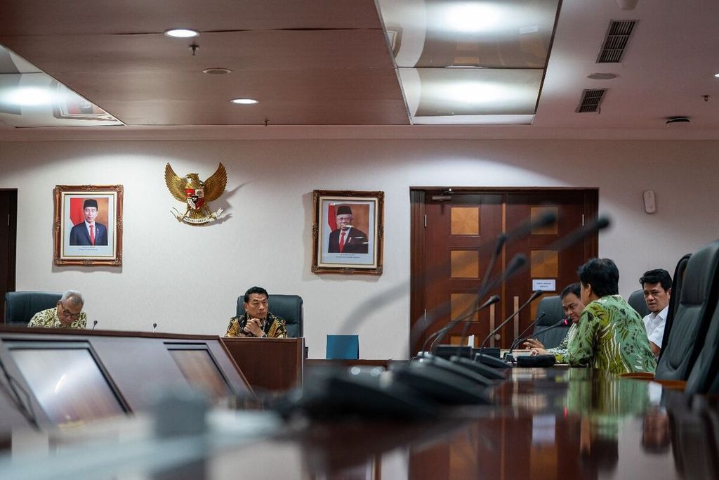 Kepala Staf Kepresidenan Moeldoko saat menerima kedatangan Asosiasi Ahli Emisi Karbon Indonesia atau Association of Carbon Emission Expert Indonesia (ACEXI), di Gedung Bina Graha, Kompleks Istana Kepresidenan Jakarta, Senin (5/2/2024).