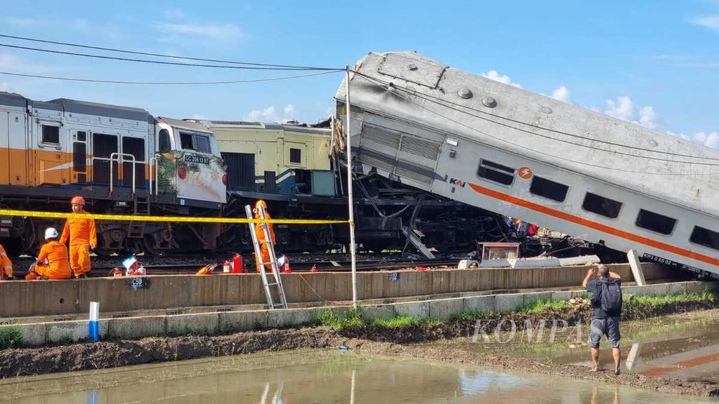 Gerbong kereta api anjlok masuk ke sawah akibat kecelakaan di Cicalengka, Kabupaten Bandung, Jawa Barat, Jumat (5/1/2024). Dua orang tewas akibat kejadian yang melibatkan KA Turangga dengan KA Commuterline Bandung Raya ini.