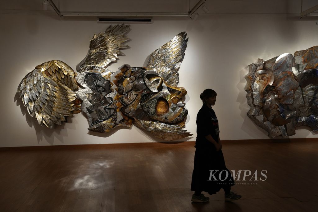 Pameran Tunggal Seni Rupa Lini Natalini Widhiasi yang bertajuk ”Infinity Yin Yang” di Galeri Nasional Indonesia, Jakarta Pusat, Selasa (3/9/2024). Pameran yang dikuratori oleh Citra Smara Dewi berlangsung hingga 3 Oktober 2024. Pameran menampilkan karya-karya instalasi dengan medium logam aluminium. Karya Lini Natalini Widhiasi yang berjudul ”Passion and Hope” juga telah menjadi koleksi Galeri Nasional Indonesia.