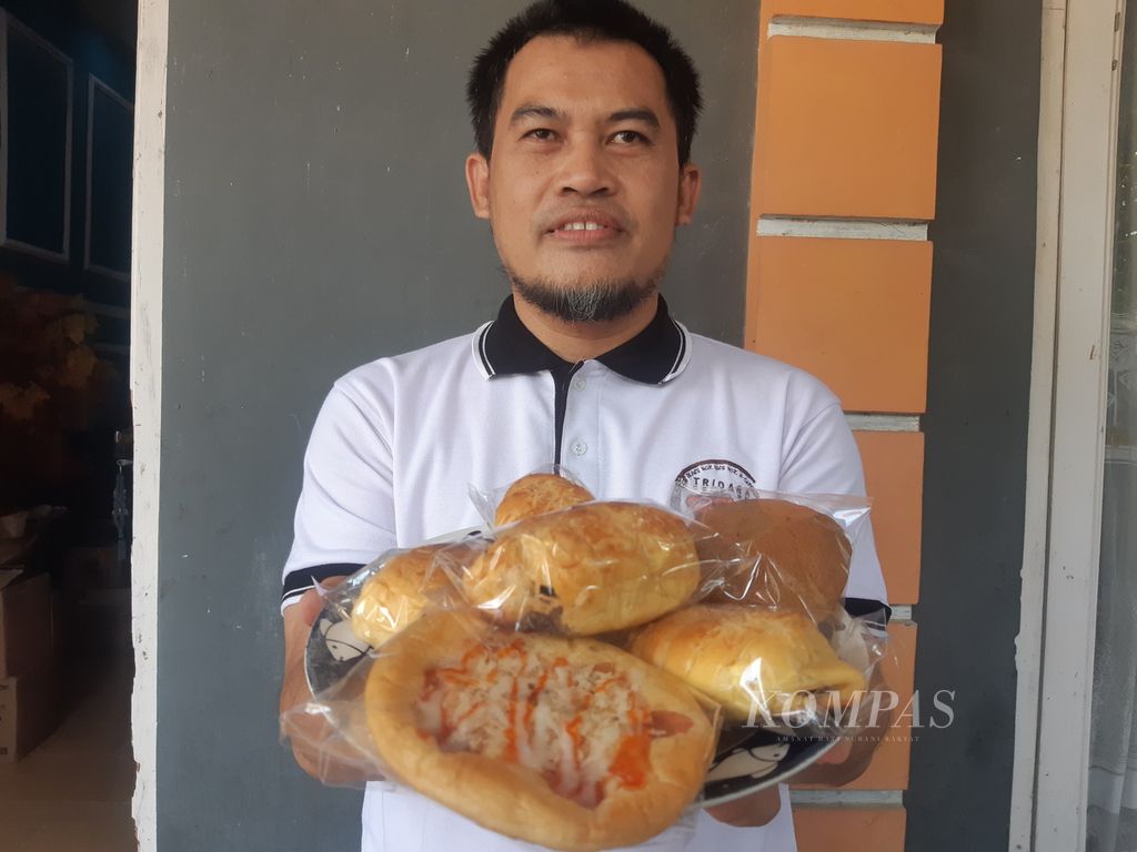 Abbas Suswadi, the Director of Tridara Cake and Bakery, was interviewed at his home in Kalikoa Village, Kedawung District, Cirebon Regency, West Java on Saturday (18/5/2024).