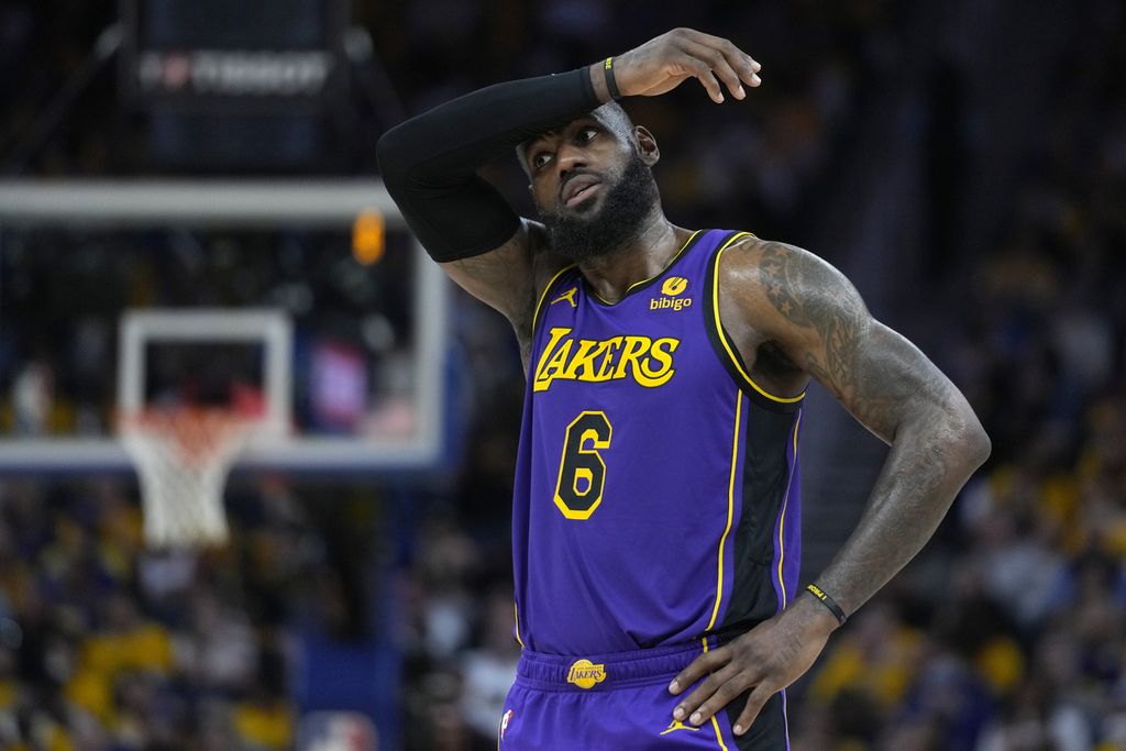 Reaksi <i>forward</i> LA Lakers, LeBron James, dalam pertandingan kedua babak semifinal Wilayah Barat <i>playoff</i> NBA antara Warriors dan LA Lakers di Chase Center, San Francisco, Jumat (5/5/2023) WIB. Warriors menang telak 127-100.