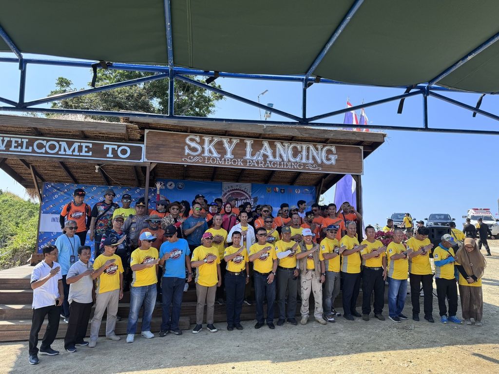 Secretary General of the Indonesian Aero Sport Federation (PB FASI) Air Marshal Andi Wijaya (front row, seventh from the left) and his team, along with representatives of the Provincial and Central Lombok District Governments, as well as participants of the IPAC 2024 1st series Sky Lancing Lombok, took a group photo on Saturday afternoon (11/5/2024).