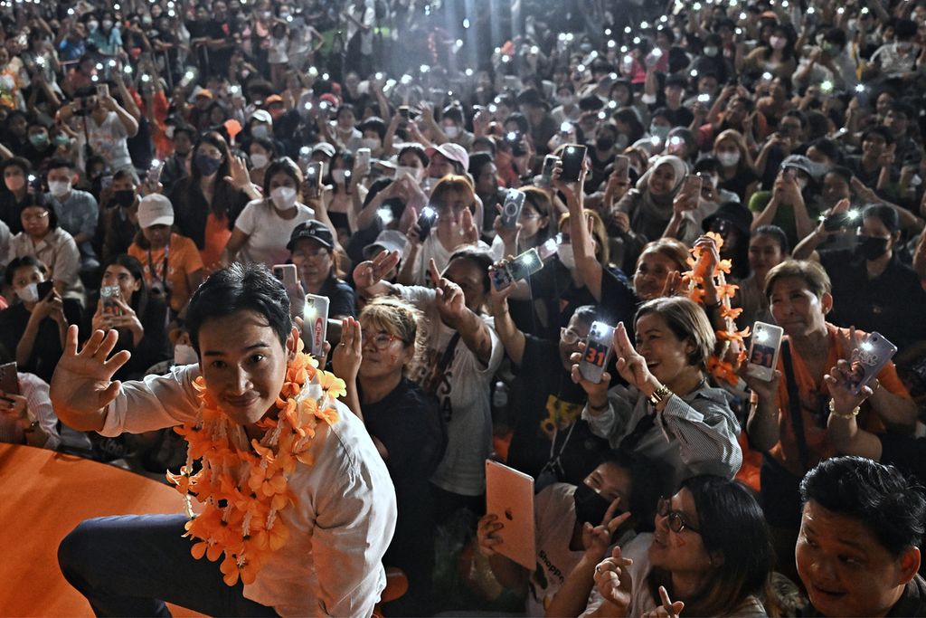 Ketua Party Melangkah Maju, Pita Limjaroenrat, yang mencalonkan diri sebagai salah satu kandidat PM berpose dengan para pendukungnya saat rapat umum di Bangkok, Thailand, pada 22 April 2023.