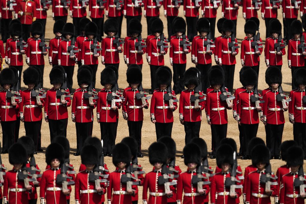 Anggota Divisi Rumah Tangga mengambil bagian dalam parade Trooping the Color di Horse Guards, di London, Kamis (2/6/2022)