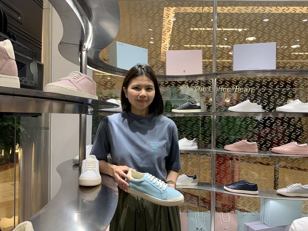 Greysia Polii sedang berpose dengan salah satu produk Fine Counsel di Pondok Indah Mall, Sabtu (27/10/2022). Greysia menuturkan, ia menyukai sepatu sedari kecil. Itulah sebabnya, sepatu adalah salah satu produk yang dihasilkan oleh Fine Counsel.