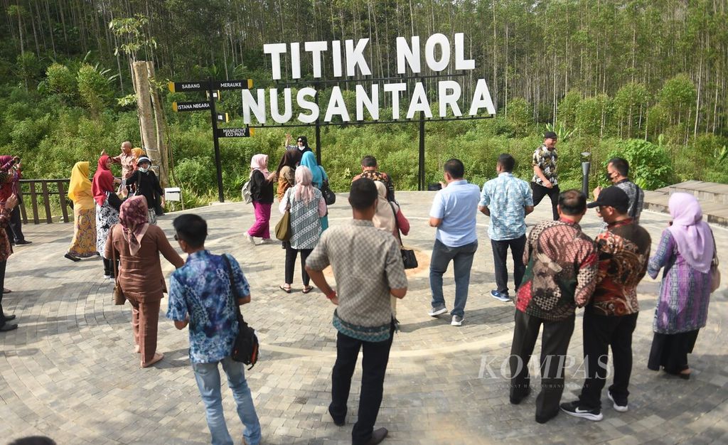 Pengunjung di Titik Nol Ibu Kota Nusantara (IKN) di Kecamatan Sepaku, Kabupaten Penajam Paser Utara, Kalimantan Timur, Kamis (28/7/2022). 