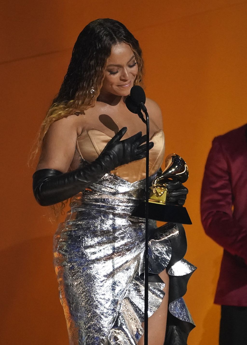 Beyonce saat menerima penghargaan kategori Best Dance/Electronic untuk album <i>Renaissance</i> di ajang Grammy Awards Ke-65 di Los Angeles, Minggu (5/2/2023). 