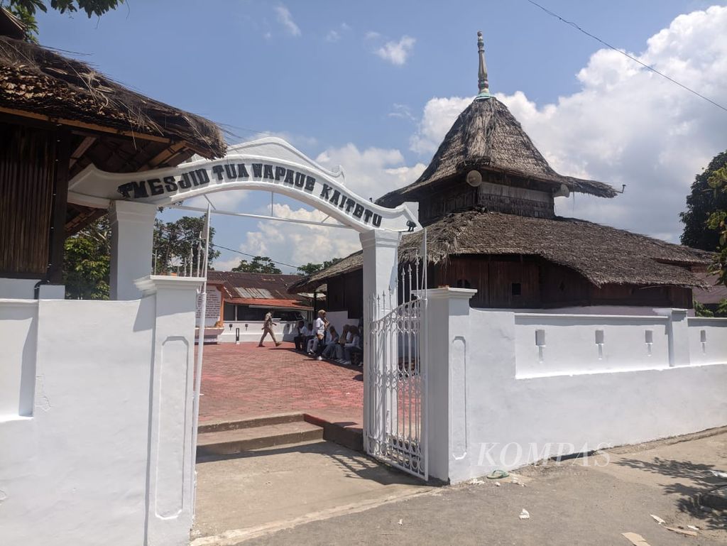 Masjid Wapaue yang disebut menjadi masjid tertua Maluku di Kaitetu, Maluku Tengah, Maluku, Kamis (16/11/2023).