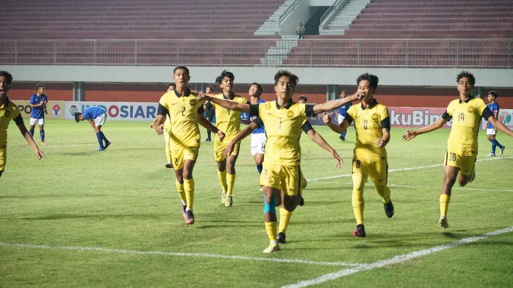 Penyerang sayap Malaysia, Muhammad Arami Wafiy (tengah), merayakan gol pertama yang dicetak ke gawang Kamboja pada laga perdana Grup C Piala AFF U-16 2022, Selasa (2/8/2022) malam, di Stadion Maguwoharjo, Sleman, Daerah Istimewa Yogyakarta. Dalam laga itu, Malaysia unggul 3-0. 