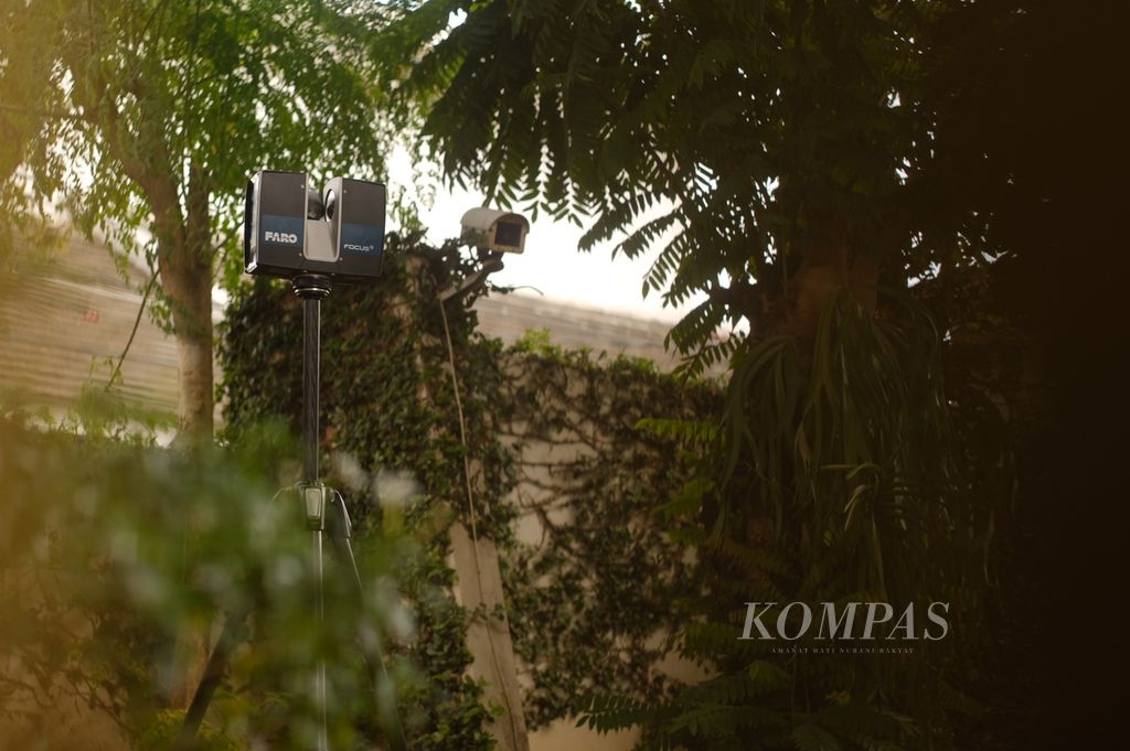 Perangkat pemindai ukuran ruang tiga dimensi <i>(laser scanner</i>) terpasang di sekitar lokasi kejadian tembak-menembak yang menewaskan Brigadir J di Duren Tiga, Jakarta Selatan, Senin (1/8/2022). 
