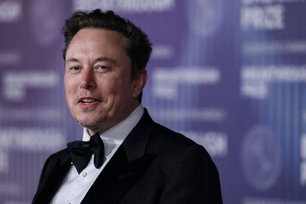 CEO Tesla Elon Musk tiba pada acara penganugerahan Breakthrough Prize ke-10 di Academy Museum of Motion Pictures, Los Angeles, California, Amerika Serikat, Sabtu (13/4/2024). 