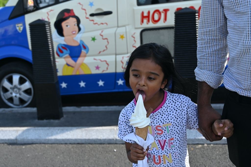 Seorang anak menikmati es krim.