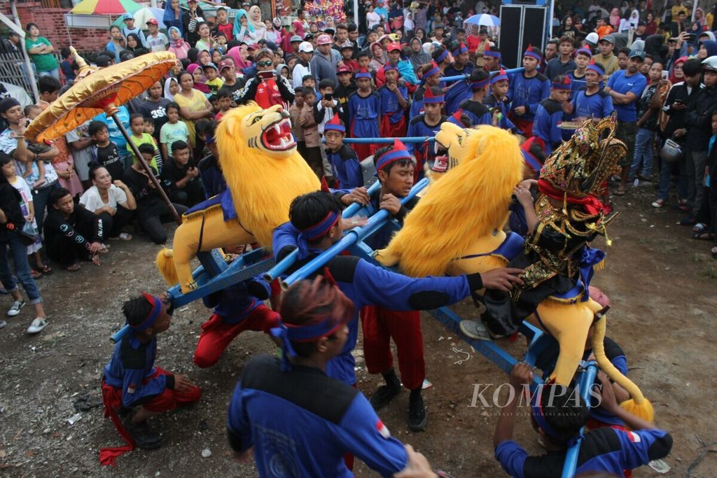 Atraksi seni sisingaan ditampilkan dalam Festival Pesona Budaya Bauran Cap Golak 2019.