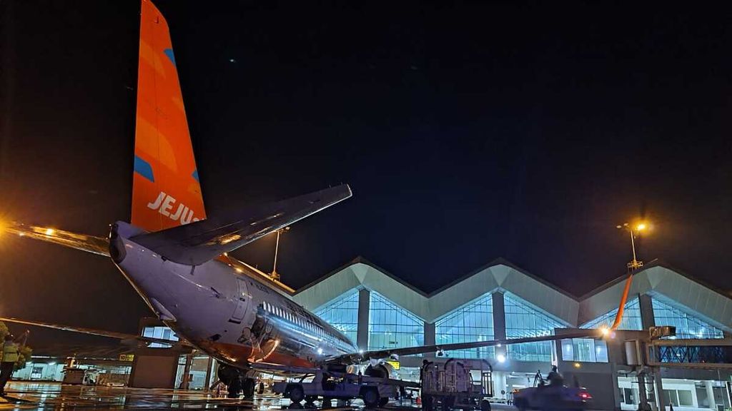 Pesawat Jeju Air dari Incheon, Korea Selatan, mendarat di Bandara Sam Ratulangi, Manado, Sulawesi Utara,  Jumat (19/5/2023) dini hari. Pesawat carter itu membawa 169 penumpang yang semuanya wisatawan.