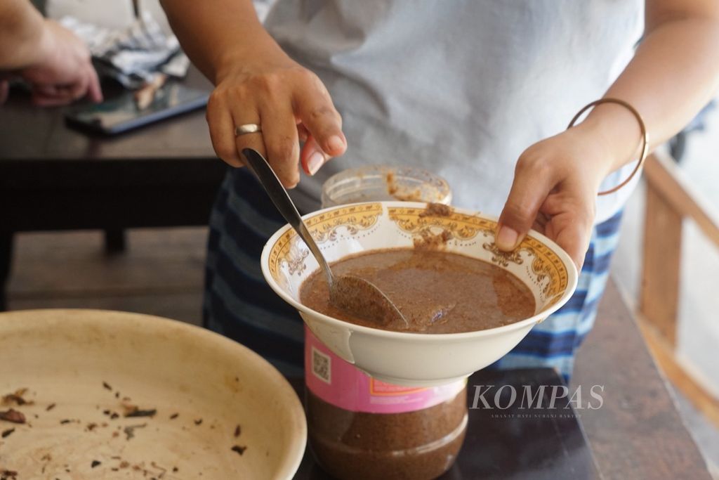 <i>Kalukui yi hole</i> atau kelapa sangrai yang ditumbuk menjadi bumbu utama dalam berbagai masakan di tanah Buton, seperti disajikan Musdalifah (40), di Baubau, Sulawesi Tenggara, Rabu (22/11/2023). Masakan ini merupakan resep yang diturunkan selama bergenerasi dan merupakan makanan wajib dalam kegiatan adat. Ayam <i>nasu wolio</i>, Ikan <i>dole</i>, dan berbagai masakan lainnya disajikan dalam dokumentasi Pusaka Rasa Nusantara. 