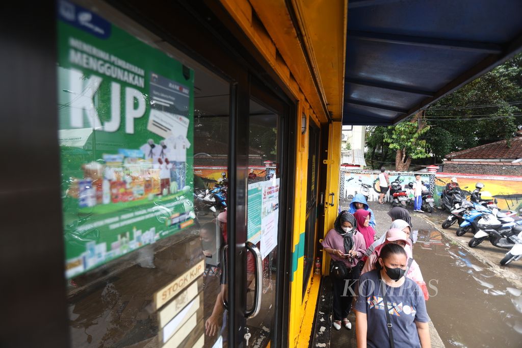 Antrean warga saat akan mendapatkan bantuan sembako murah Kartu Jakarta Pintar (KJP) Plus, di Kantor Kelurahan Kramat Jati, Jakarta Timur, Senin (29/1/2024). Penerima sembako murah ini akan mendapatkan beras, daging sapi, telur ayam, ikan kembung, dan susu seharga Rp 126.000. 