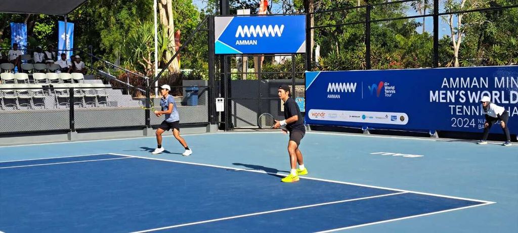 Ganda putra Indonesia, Christhoper Rungkat/Nathan Anthony Barki, bertanding melawan Shintaro Imai/Moerani Bouzige pada semifinal M15 ITF World Tennis Tour Bali seri pertama dalam Amman Mineral Men’s World Tennis Championship 2024, Jumat (30/8/2024), di Nusa Dua, Badung, Bali.