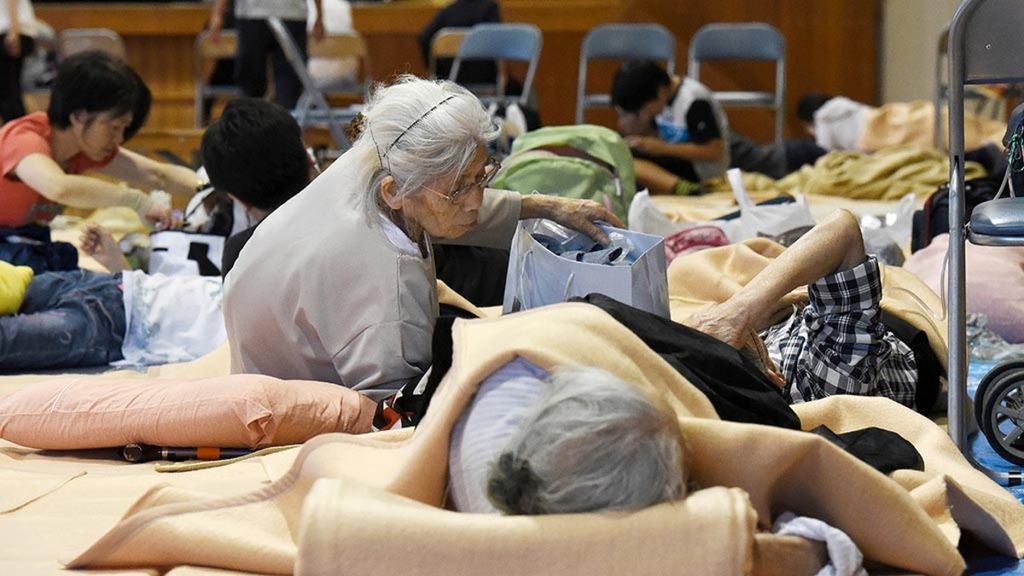 Warga lansia mengungsi di gedung sekolah dasar di kota Takatsuki, Osaka Utara, Jepang, akibat gempa yang terjadi pada 18 Juni 2018. 