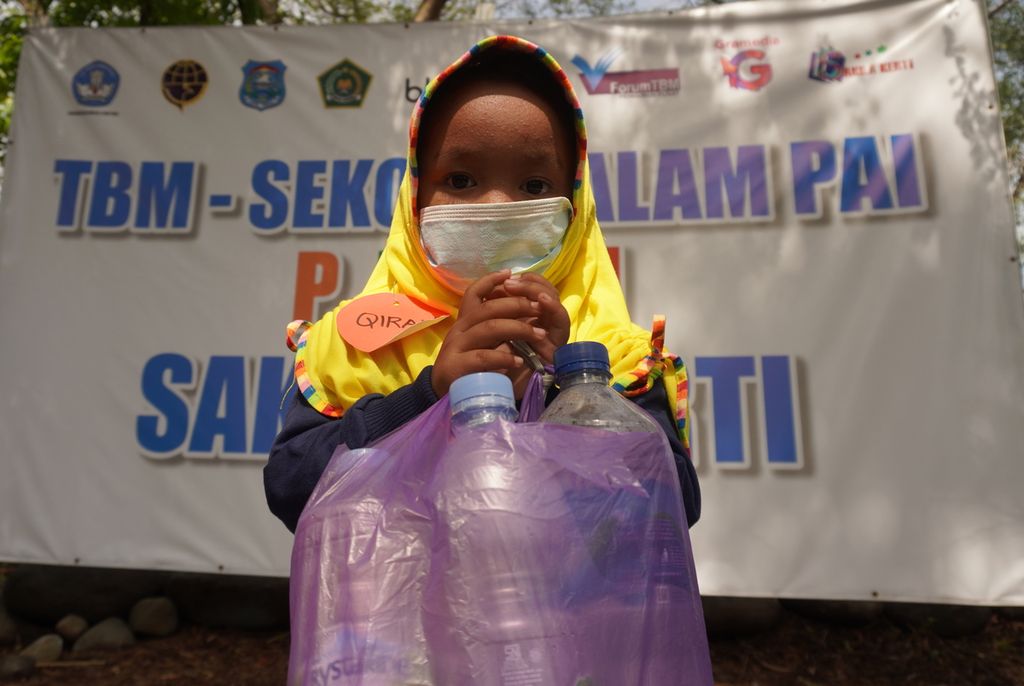 Qiran (3), siswa Sekolah Alam Sakila Kerti, Kecamatan Tegal Timur, Kota Tegal, Jawa Tengah, menunjukkan sampah plastik yang ia bawa dari rumah sebelum belajar dan bermain dimulai, Jumat (24/9/2021). Masyarakat perlu waspada akan gangguan kesehatan dari penggunaan plastik yang mengandung BPA.