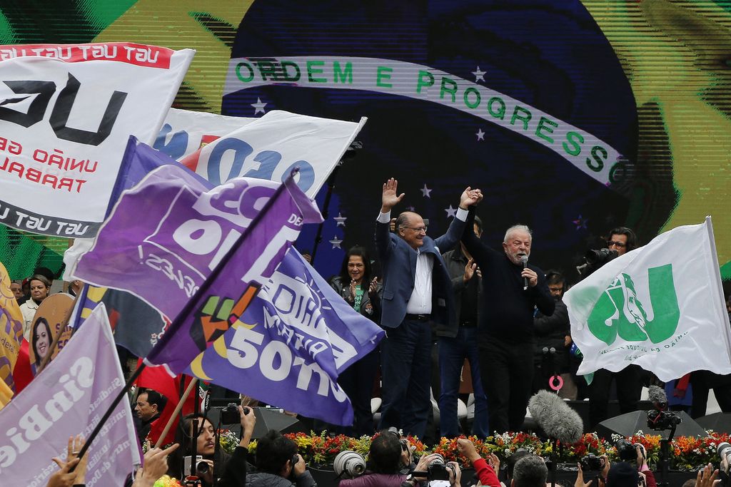 Kandidat presiden Brasil untuk Partai Pekerja (PT) sayap kiri  yang mantan presiden (2003-2010), Luiz Inacio Lula da Silva (kanan) dan kandidat wakil presiden Brasil Geraldo Alckmin, melambai saat kampanye di Sao Paulo, Brasil, Sabtu (20/8/2022).