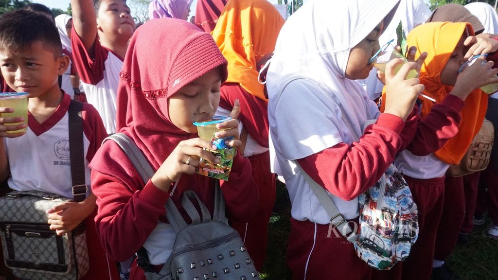 Ribuan pelajar dan warga minum jamu serentak di Alun-alun Cilacap, Jawa Tengah, beberapa waktu lalu.