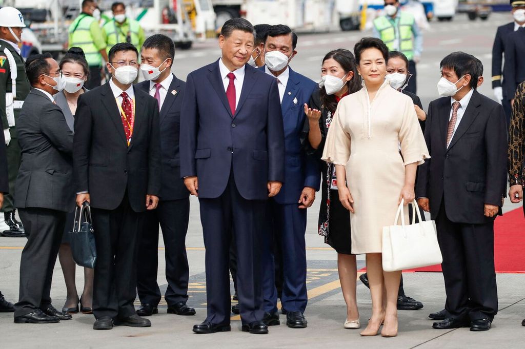 Presiden China Xi Jinping (tengah) dan istrinya, Peng Liyuan (ketiga dari kanan) tiba di Bandar Udara Internasional Ngurah Rai di Denpasar, Bali, 14 November 2022. 