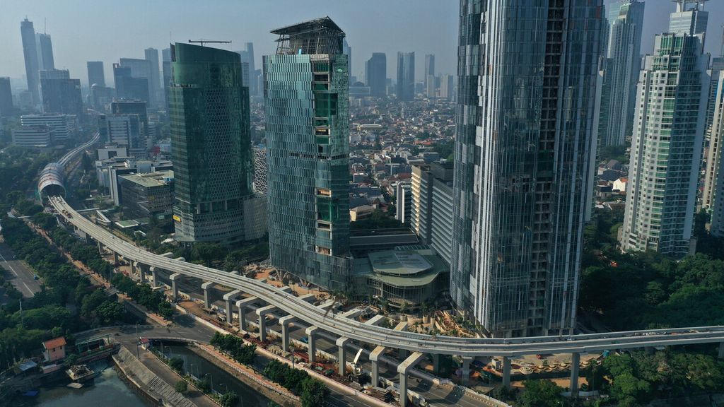 Foto udara proyek lintasan <i>long span</i> atau jembatan bentang panjang LRT Jabodebek di kawasan Dukuh Atas, Kuningan, Jakarta Selatan, Minggu (15/11/2020). Hingga 6 November 2020, progres pembangunan LRT Jabodebek tahap I yang dikerjakan PT Adhi Karya sejak September 2015 sudah mencapai 79,055 persen. 