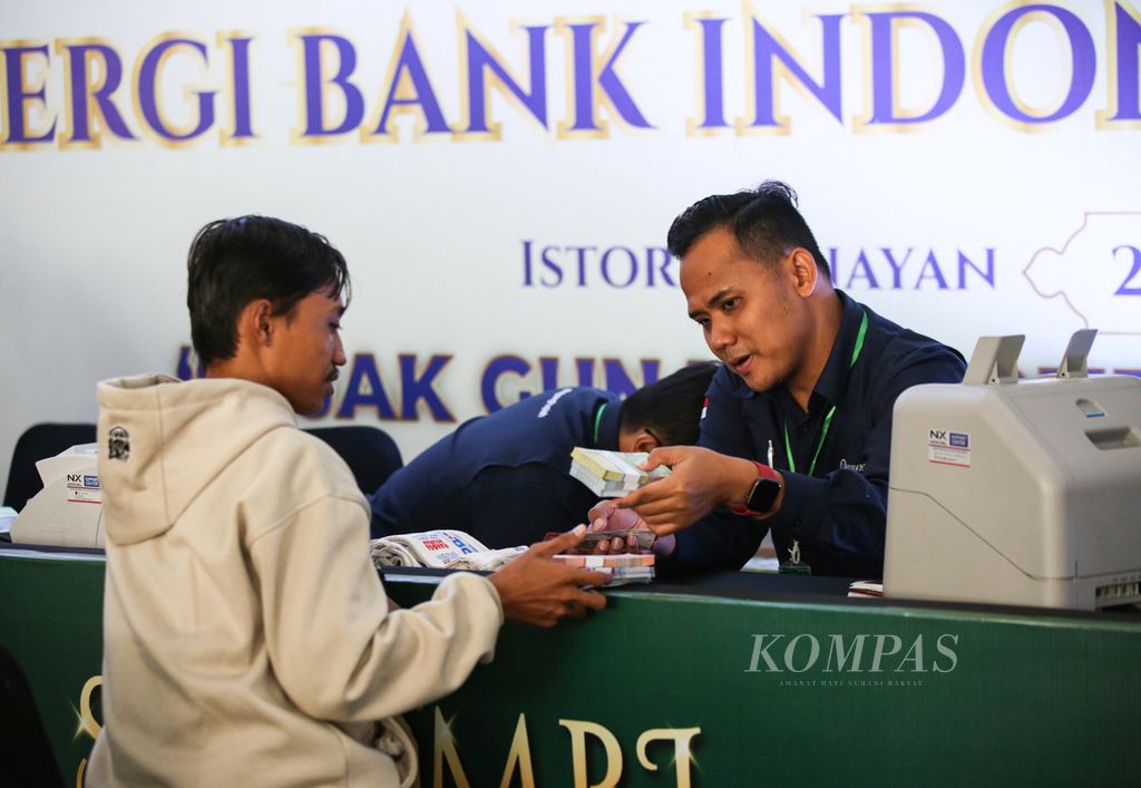Petugas dari Bank Indonesia melayani masyarakat yang menukarkan uang di layanan kas keliling terpadu yang diselenggarakan oleh BI bersama perbankan di Istora Senayan, Jakarta, Kamis (28/3/2024). 