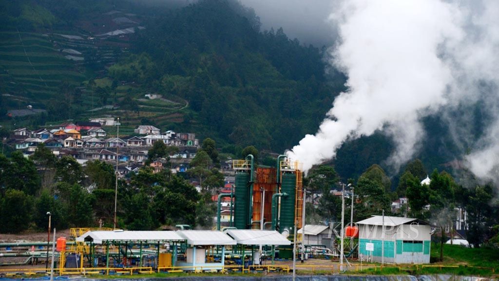 Uap keluar dari cerobong instalasi panas bumi milik PT Geo Dipa Energi yang dialirkan untuk PLTP di Kecamatan Batur, Kabupaten Banjarnegara, Jawa Tengah, Jumat (15/3/2019). 