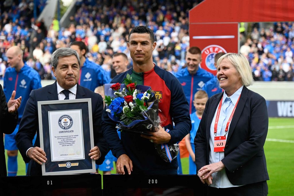 Pemain Portugal Cristiano Ronaldo (tengah) menerima sertifikat Guinness World Records karena telah membela timnas Portugal sampai 200 laga dalam 20 tahun karier sepak bolanya. Penghargaan itu diberikan sebelum laga Portugal melawan tuan rumah Eslandia pada kualifikasi Piala Eropa Grup J di Reykjavik, Eslandia, Rabu (21/6/2023) dini hari WIB.