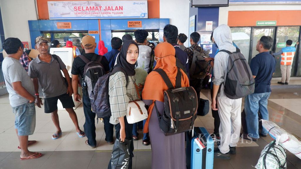 Calon penumpang kapal laut tujuan Surabaya, Jawa Timur, antre memasuki ruang tunggu Terminal Penumpang Bandarmasih, Pelabuhan Trisakti, Banjarmasin, Kalimantan Selatan, Rabu (19/4/2023). 