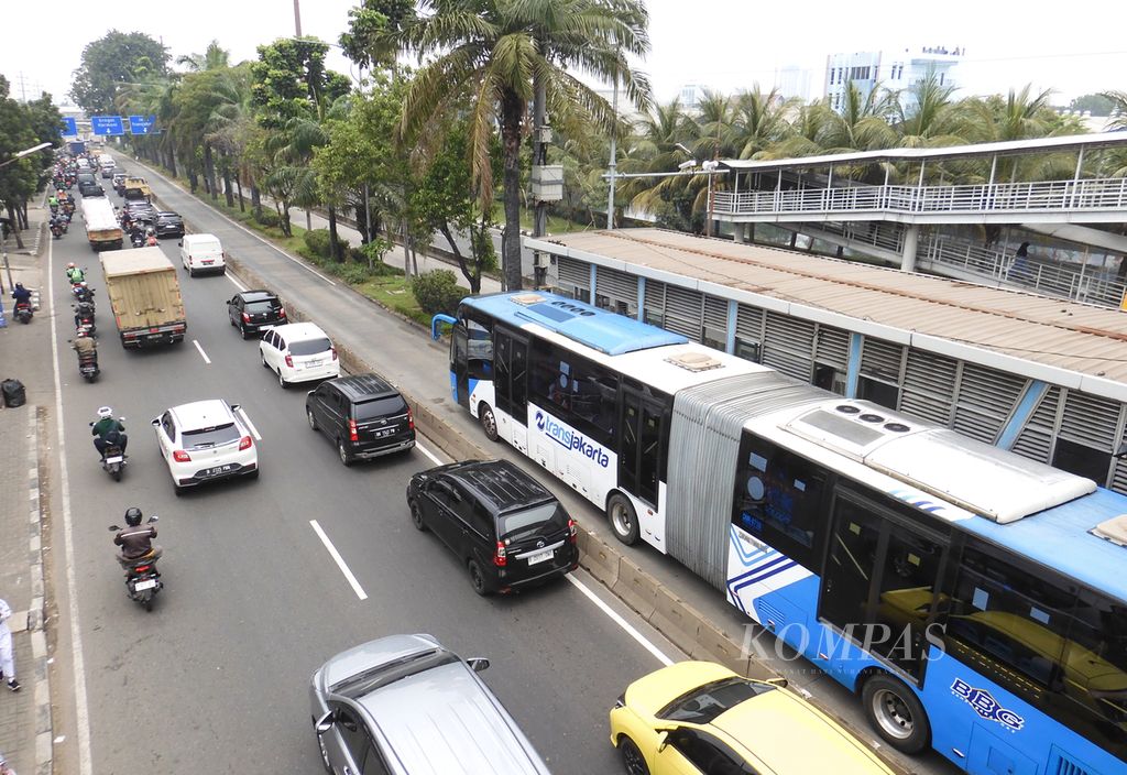 The Transjakarta fleet stopped at the Taman Kota Transjakarta Bus Stop on Jalan Daan Mogot, West Jakarta, Tuesday (2/4/2024).