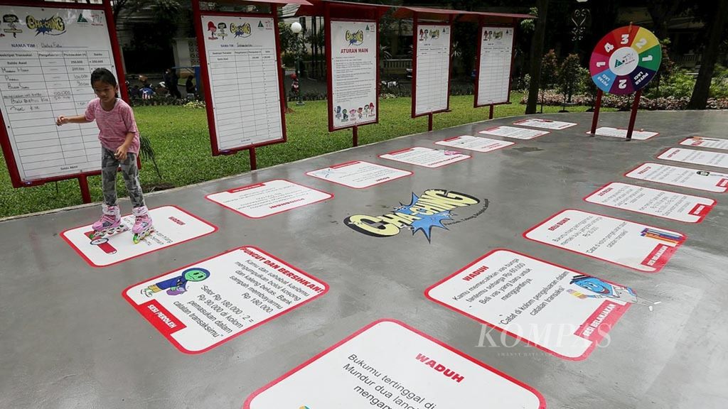 Anak-anak mengisi hari libur di Taman Mataram, Kebayoran Baru, Jakarta, untuk bermain sepatu roda sekaligus belajar tentang literasi keuangan, Sabtu (1/4). Di taman tersebut anak-anak dapat mengikuti permainan mencocokkan kartu mengenai asuransi dan tips pengelolaan uang.