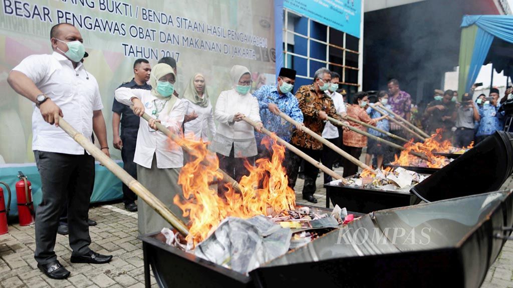 Pemusnahan produk kosmetik ilegal di Balai Besar Pengawas Obat dan Makanan di Jakarta, Selasa (2/5). Produk yang dimusnahkan merupakan hasil operasi penertiban terhadap obat dan makanan ilegal sepanjang 2014-2016 dan hasil pengawasan rutin Badan Pengawas Obat dan Makanan di Jakarta selama  2015-2016. Nilai ekonomis produk yang dimusnahkan ini lebih dari Rp 2 miliar.