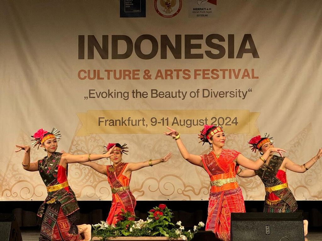 Empat penari tradisi asal Indonesia tampil pada festival kebudayaan Indonesia. Indonesia Culture and Arts Festival (ICAF) 2024 di Frankfurt, Jerman, Jumat (9/8/2024).