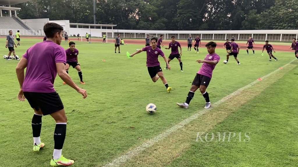 Pemain tim U-23 Indonesia berlatih satu-dua sentuhan bola dalam pemusatan latihan persiapan menuju SEA Games 2021 Vietnam di Stadion Madya Jakarta, Selasa (12/4/2022) lalu.