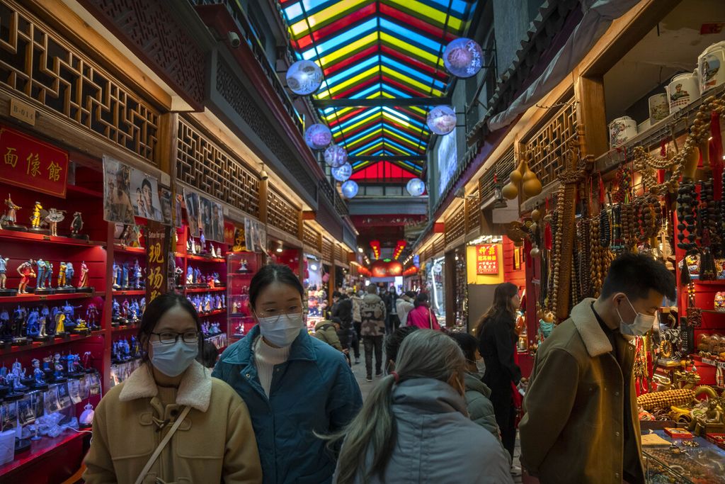 Pengunjung melihat-lihat suvenir di pertokoan di Beijing, China, 28 Februari 2023. Laporan Bank Dunia pada 1 April 2024 menyebut, perekonomian Asia diperkirakan tumbuh 4,5 persen tahun ini. 