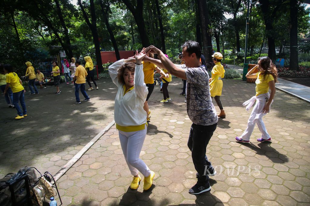 Anggota komunitas line dance 'Happiness' berlatih di Taman Lansia, Bandung, Jawa Barat, Rabu (5/2/2020). Menurut anggota komunitas yang terdiri dari anak muda hingga orang tua itu, line dance memberikan asupan bahagia secara fisik maupun mental kepada mereka. 