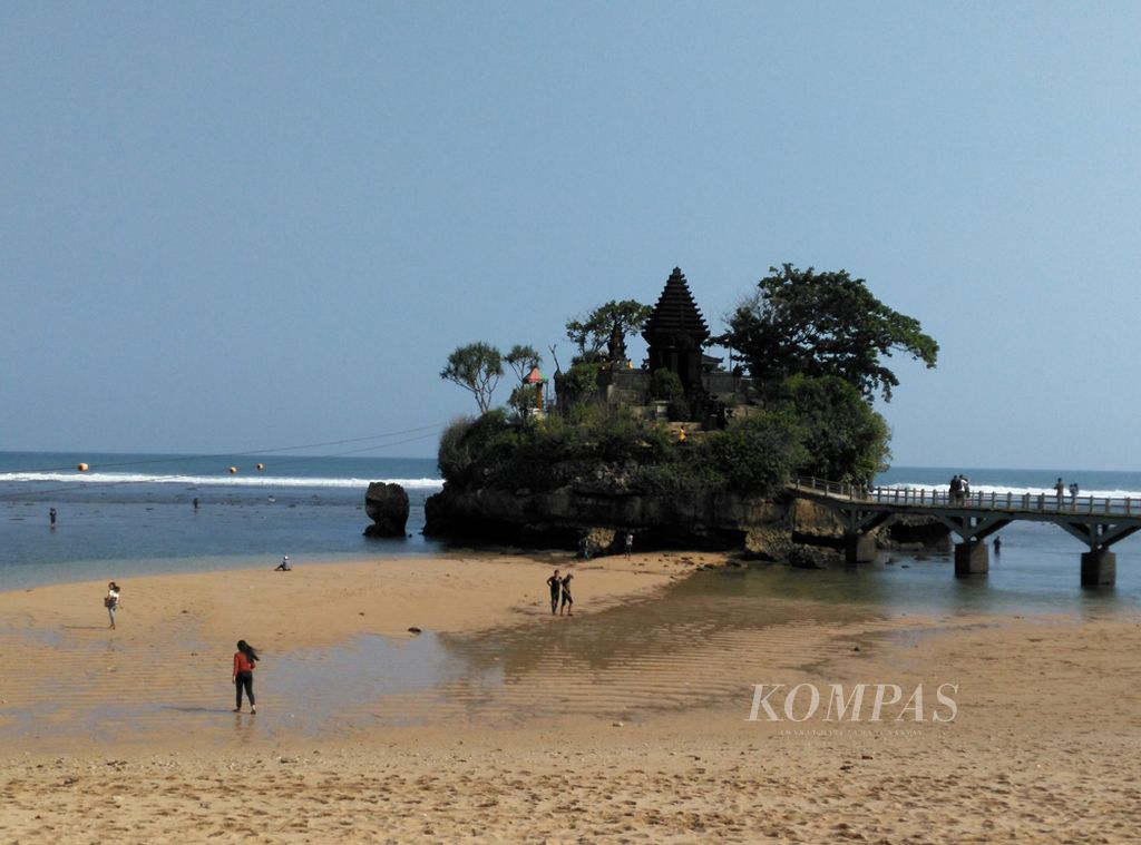 Pantai Balekambang di Srigonco, Bantur, Kabupaten Malang, Jawa Timur, bisa menjadi pilihan yang tepat bagi pengunjung. Kawasan pantai seperti Tanah Lot Bali ini berjarak 60 kilometer dari Kota Malang dengan kondisi jalan mulus.