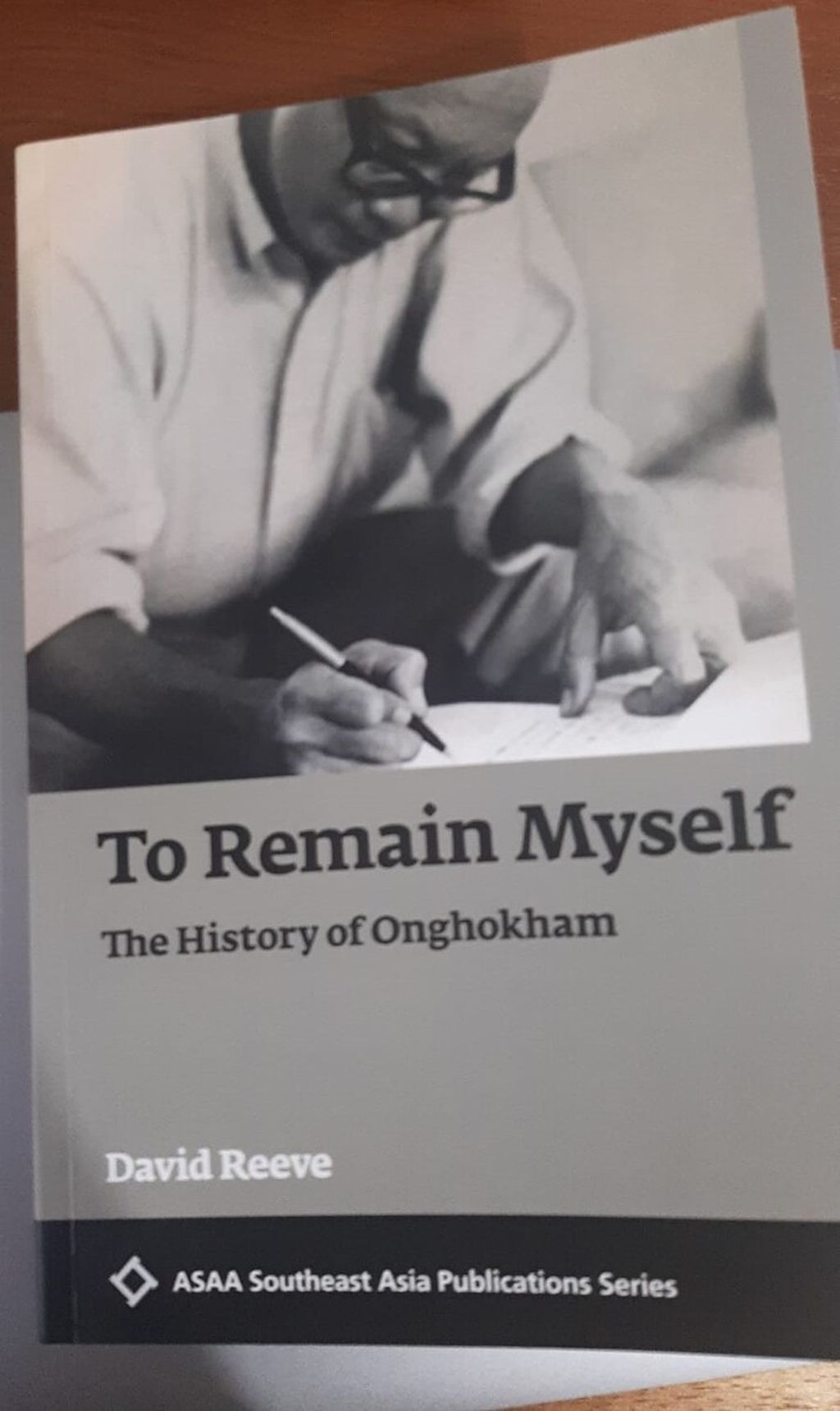 Sampul buku To Remain Myself : The History of Onghokham (NUS Press Singapore, 2022) 