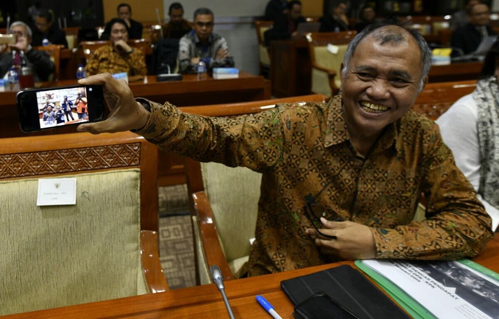 Ketua Komisi Pemberantasan Korupsi (KPK) 2015-2019, Agus Rahardjo, menunjukkan foto para pewarta melalui gawai miliknya saat mengikuti rapat dengar pendapat dengan Komisi III DPR di Kompleks Parlemen Senayan, Jakarta, Senin (28/1/2019).