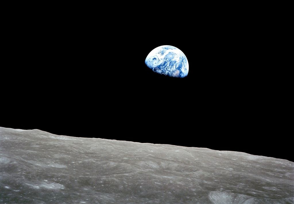 Citra Bumi yang diambil dengan latar depan permukaan Bulan yang penuh dengan kawah. Citra ini diambil pada 24 Desember 1968 melalui wahana Apollo 8 saat mengorbit Bulan pada jarak 386.242 kilometer dari Bumi.