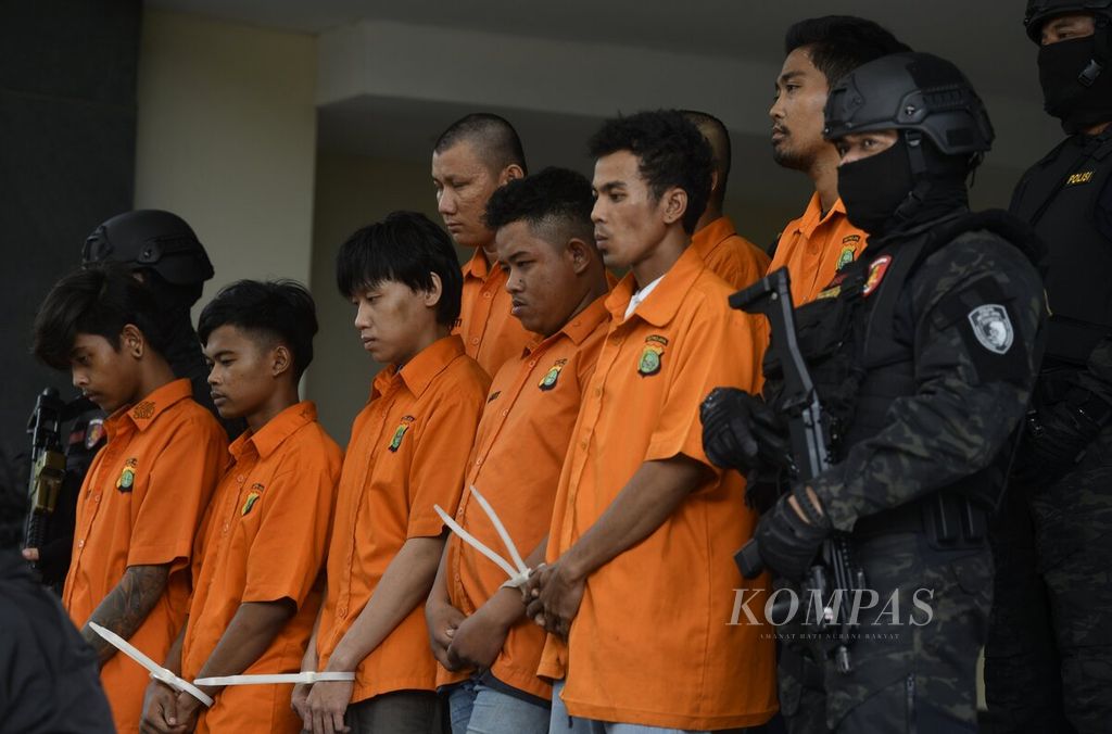 Para tersangka komplotan begal dihadirkan saat rilis kasus di Markas Polda Metro Jaya, Jakarta, Jumat (21/2/2020). Polisi menangkap dua kelompok begal bersepeda motor yang beraksi di Bekasi. 